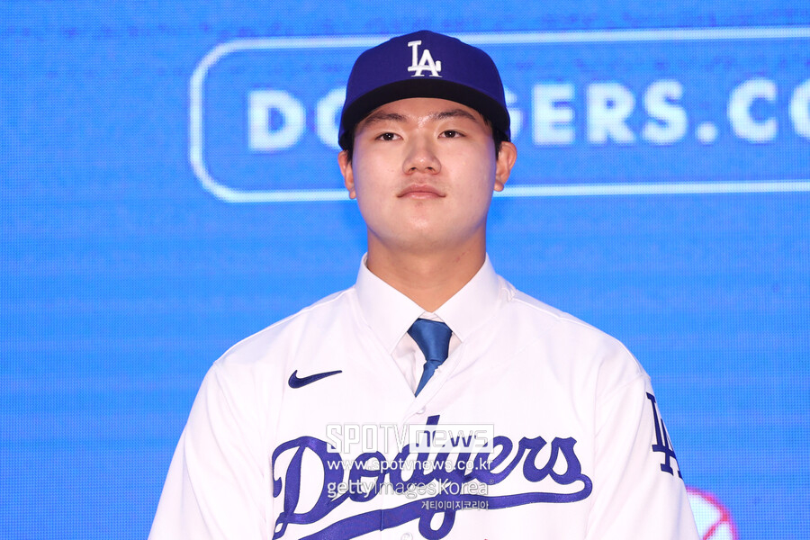 ‘제2의 박찬호’ 155㎞ 강속구+루브르 박물관급 커브 이면의 시련… 볼넷 머신 오명 어쩌나