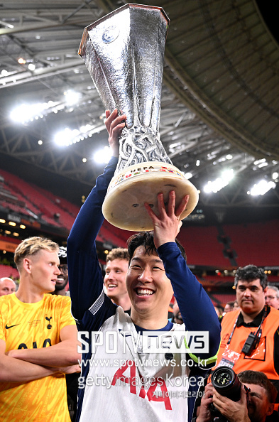 토트넘은 2024-25시즌 유럽축구연맹(UEFA) 유로파리그 우승을 차지한 이후 “손흥민이 유럽대항전 트로피를 들어올렸다. 토트넘 주장 엘리트 그룹에 합류했다. 토트넘의 레전드로 공식적으로 인정됐다”며 공식채널을 통해 알렸다. 공개된 이미지에는 세 명의 전설적인 주장들이 함께 담겼다. 1971-72시즌 UEFA컵(현 유로파리그) 우승 당시 주장이었던 앨런 멀러리, 1983-84시즌 같은 대회에서 트로피를 들어올린 스티브 페리먼, 그리고 2024-25시즌 유로파리그 우승의 주역 손흥민이 나란히 배치됐다. 이 세 명은 토트넘 구단 역사상 유럽 대항전 트로피를 들어올린 단 세 명의 주장이라는 상징적인 의미를 가진다.