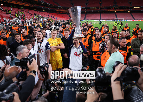 토트넘은 2024-25시즌 유럽축구연맹(UEFA) 유로파리그 우승을 차지한 이후 “손흥민이 유럽대항전 트로피를 들어올렸다. 토트넘 주장 엘리트 그룹에 합류했다. 토트넘의 레전드로 공식적으로 인정됐다”며 공식채널을 통해 알렸다. 공개된 이미지에는 세 명의 전설적인 주장들이 함께 담겼다. 1971-72시즌 UEFA컵(현 유로파리그) 우승 당시 주장이었던 앨런 멀러리, 1983-84시즌 같은 대회에서 트로피를 들어올린 스티브 페리먼, 그리고 2024-25시즌 유로파리그 우승의 주역 손흥민이 나란히 배치됐다. 이 세 명은 토트넘 구단 역사상 유럽 대항전 트로피를 들어올린 단 세 명의 주장이라는 상징적인 의미를 가진다.