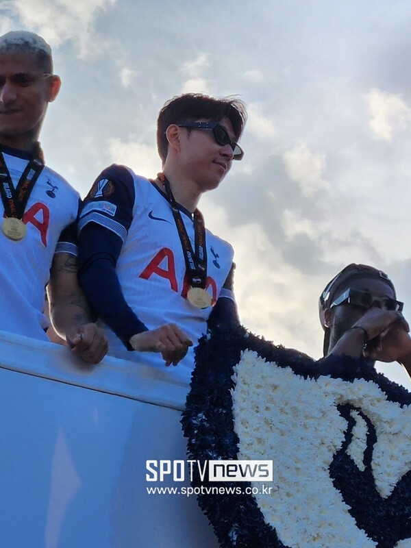 [북런던 NOW]"우리가 우승팀이다" 손흥민 앞세운 화려한 버스 행진, 20만 명이 나와 일제히 환호