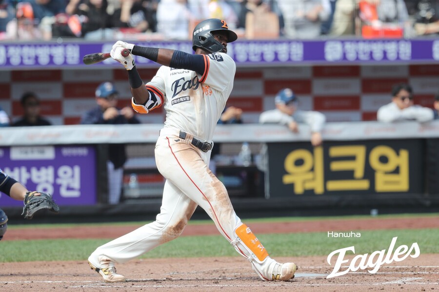 ▲ 24일 대전 롯데전에서 중요한 홈런을 치고도 웃지 못한 에스테반 플로리얼 ⓒ한화 이글스