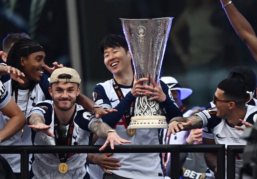 ▲ 토트넘은 23일 스페인 빌바오에서 열린 2024-25 유럽축구연맹(UEFA) 유로파리그 결승전에서 토트넘은 맨체스터 유나이티드를 1-0으로 꺾고 우승을 차지했다. 손흥민은 발 부상에도 불구하고 후반 교체 투입되어 팀의 공격을 이끌었고, 경기 종료 후 정중앙에서 트로피를 들어 올리는 장면의 주인공이 됐다. ⓒ연합뉴스/REUTERS