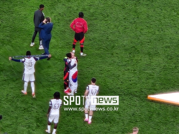 손흥민 품에 안겼던 인간 승리의 사나이, 페널티킥 넣으며 맨유와 쿨한 이별 "특별했던 3년"