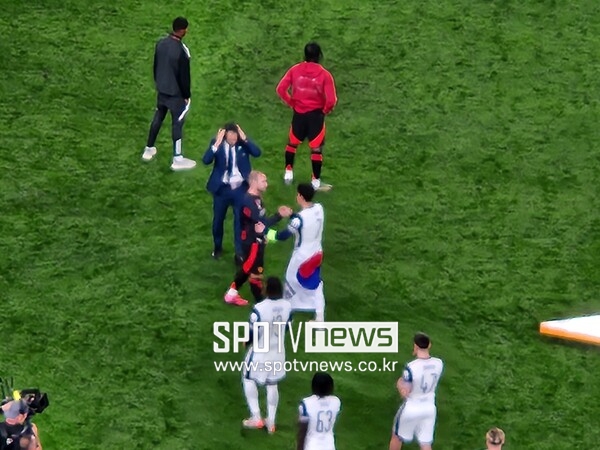 ▲ 유로파리그 결승전이 토트넘 홋스퍼의 1-0 승리와 우승으로 끝난 뒤 손흥민은 맨체스터 유나이티드 미드필더 크리스티안 에릭센에게 다가가 안기며 대화를 나눴다. 에릭센은 토트넘 시절 손흥민과 환상 호흡을 자랑했다.