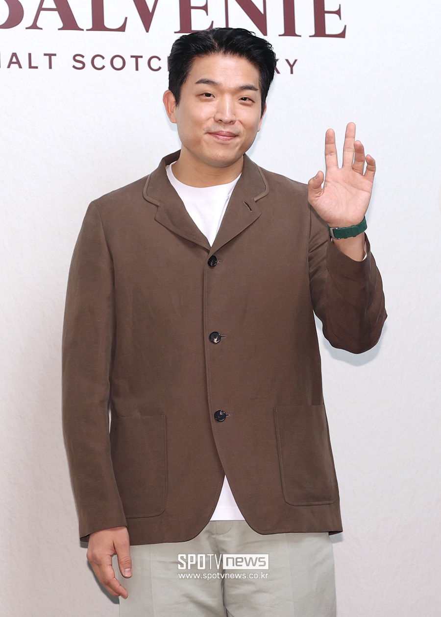 [포토S] 안성재, 젠틀한 손인사