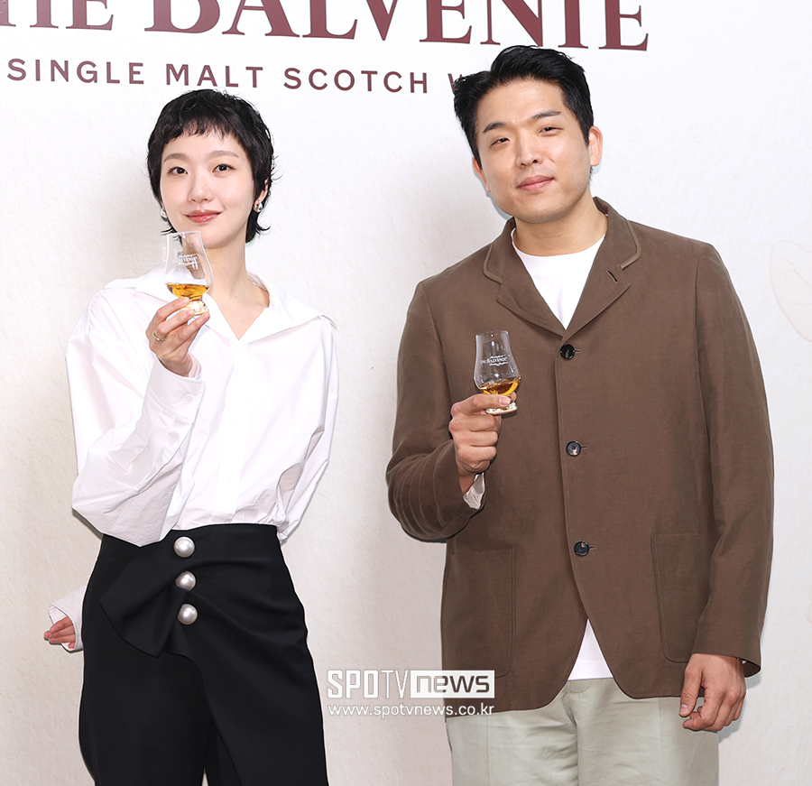 [포토S] 김고은-안성재 셰프, '같이 위스키 한 잔~'