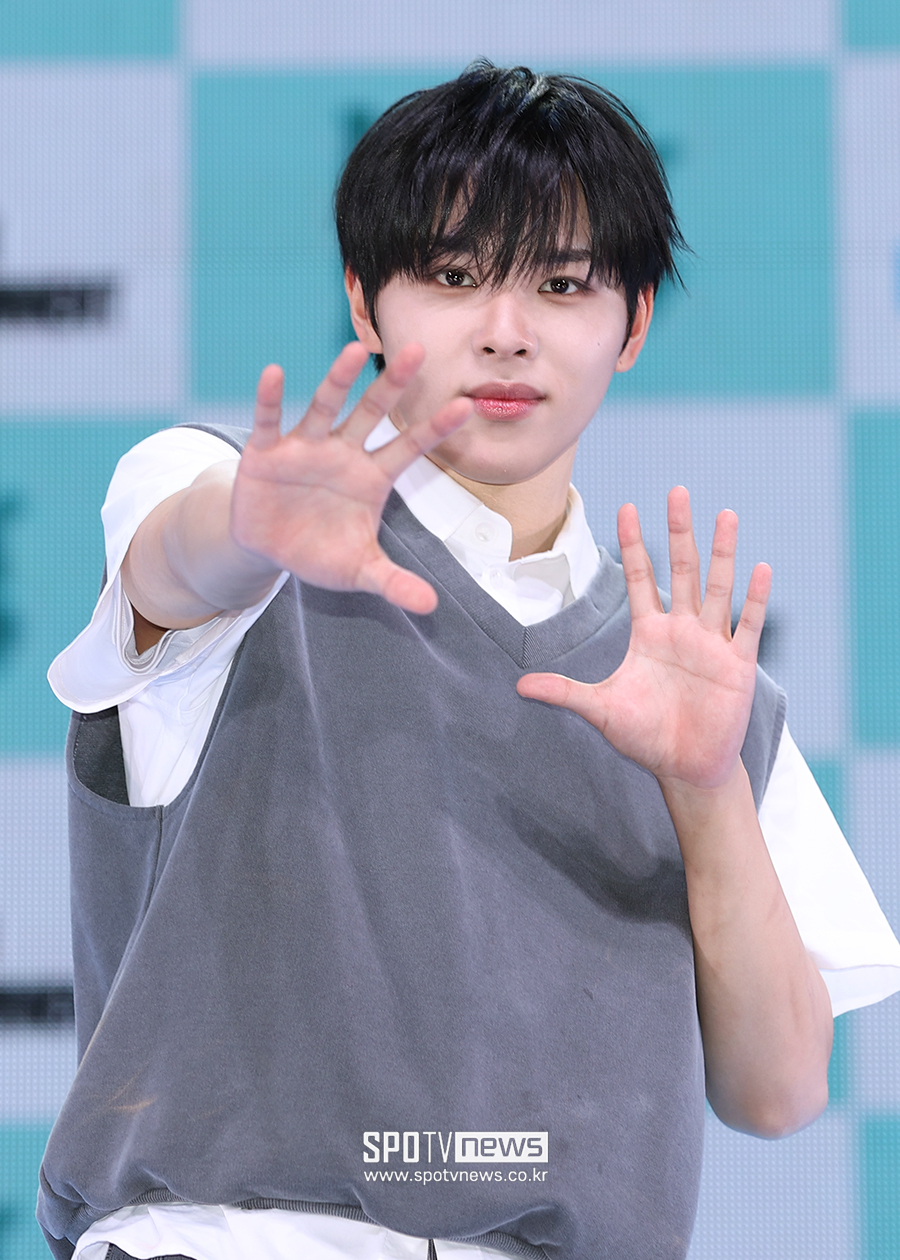 [포토S] 킥플립 아마루, '눈맞춤에 심쿵'