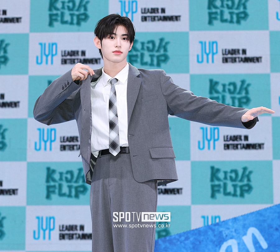 [포토S] 킥플립 민제, '스쿨룩이 예술~'
