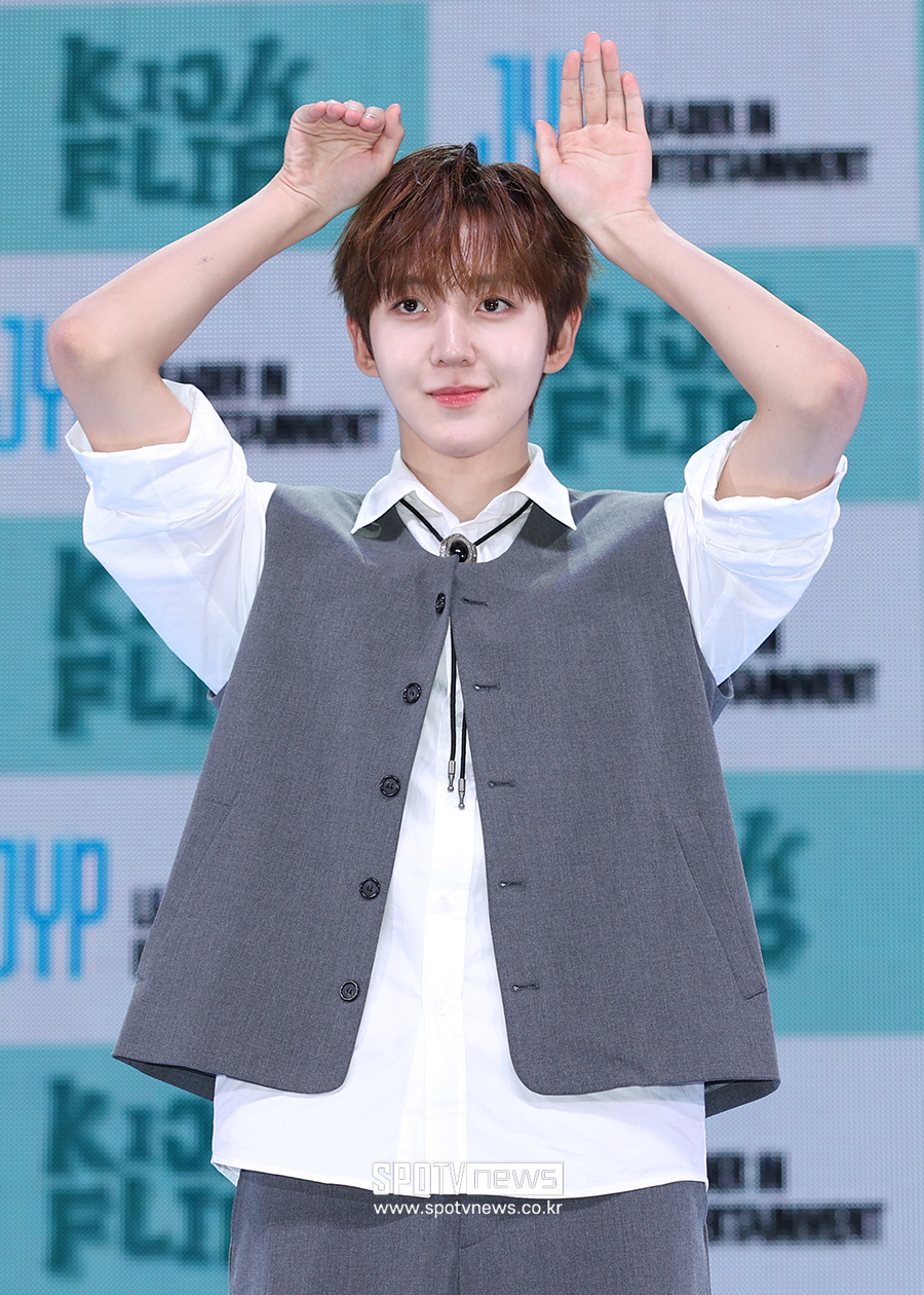 [포토S] 킥플립 동현, 막내 토끼