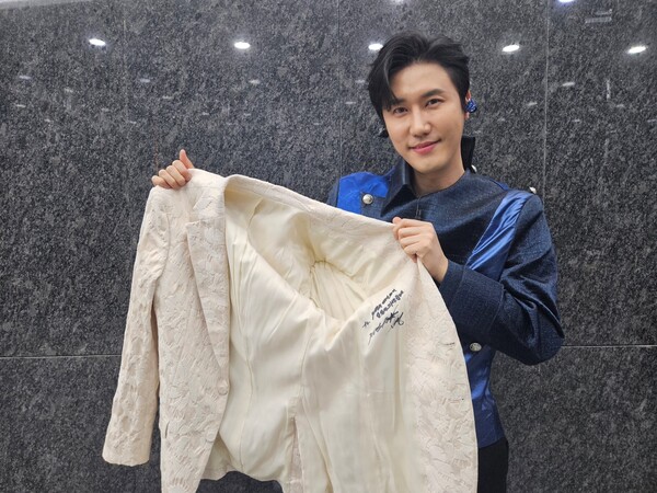 신성, 무대의상 자선경매에 나왔다…자립준비청년 위한 기부 캠페인 동참