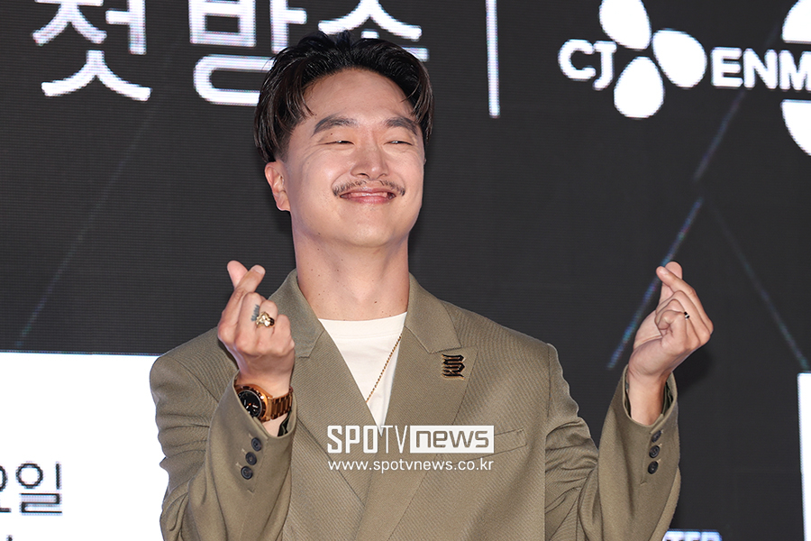 [포토S] 마이크 송, '하트 받으세요~'