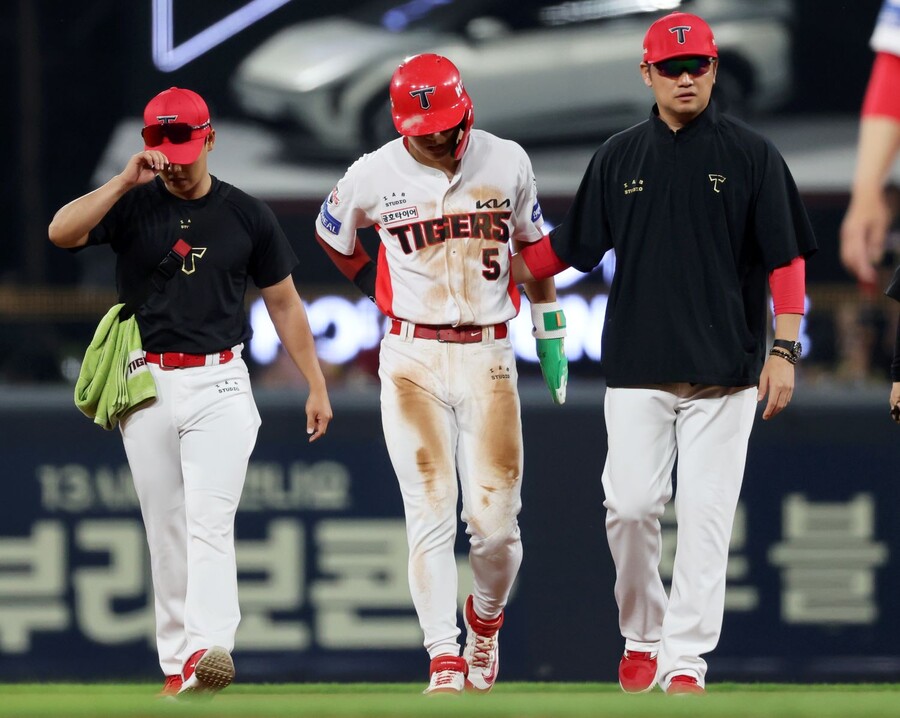 ▲ 27일 광주 키움전에서 5회 도루 성공 이후 오른쪽 햄스트링에 통증을 느껴 결국 교체되고 있는 김도영 ⓒ연합뉴스