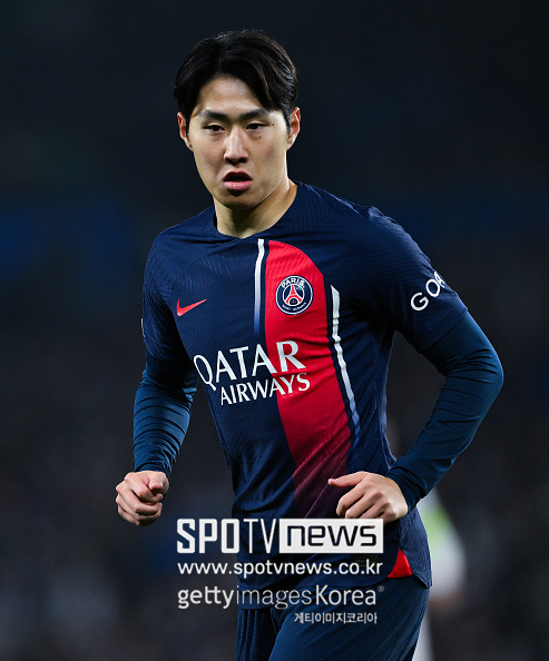 영국 매체 ‘커트오프사이드’는 “이강인은 파리 생제르맹와 재계약 협상에서 결렬되며, 여름 이적 시장의 중심 인물로 부상했다”라고 독점으로 보도했다. 해당 매체에 따르면, 이강인은 2028년까지 계약이 남아 있음에도 불구하고 구단의 장기 프로젝트에 대한 확신이 부족하고, 출전 시간 부족으로 인해 이적을 진지하게 고려하고 있는 것으로 알려졌다. 실제로 올 시즌 파리 생제르맹에서 이강인은 주전급 선수 도약에 사실상 실패했다. 겨울 이적 시장을 통해 합류한 흐비차 크바라츠헬리아가 윙어 포지션에서 압도적인 영향력을 보였고, 브래들리 바르콜라, 데지레 두에 등이 루이스 엔리케 감독 눈길을 단번에 사로 잡았다. 중원에서는 비티냐, 워렌 자이르에메리, 우가르테 등이 포진하고 있다.