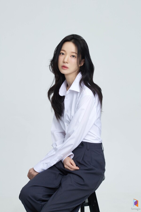 전여진, 판타지오와 전속계약…새 프로필 공개 '청순·우아' 다 담았다