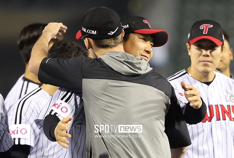 [포토S] 김현수와 포옹하는 코엔 윈