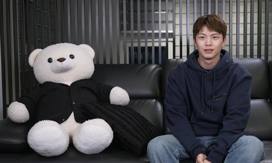 '블랙 광인' 육성재, 자취 8년 차 '동굴하우스' 공개…"어둡게 사는 게 좋아"('나혼산')
