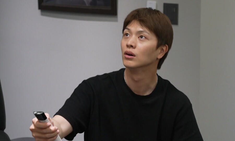'블랙광인' 육성재, 검은색 에어컨 만들다 위기…"큰일났다"('나혼산')