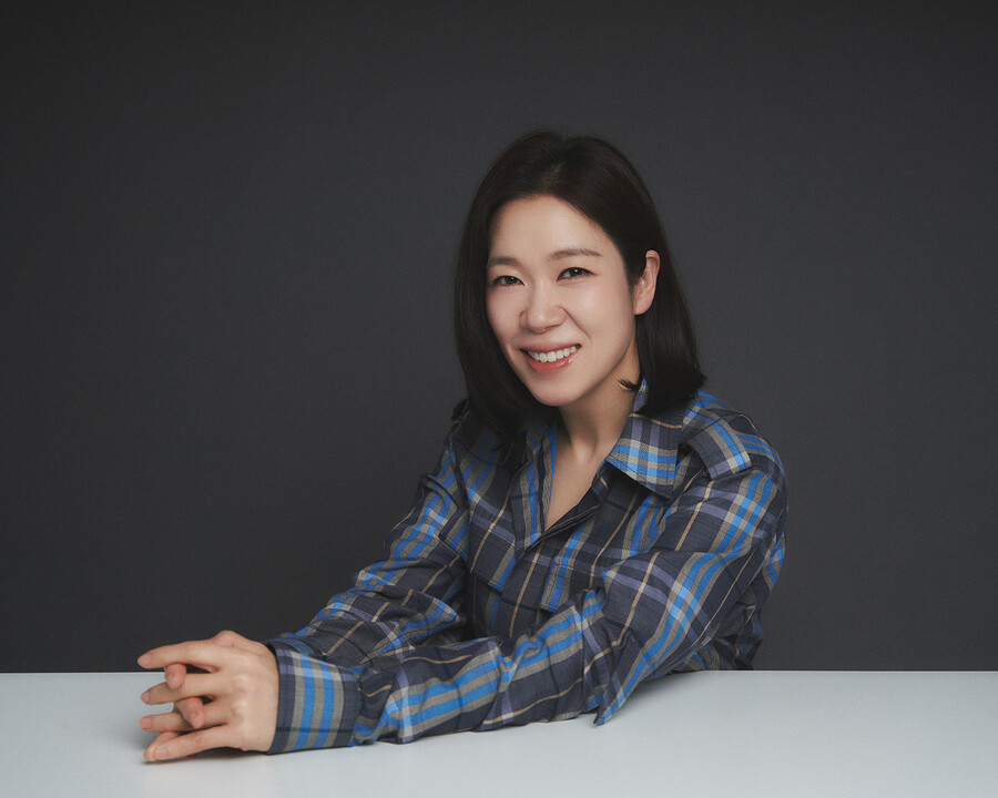 염혜란, 새 프로필 사진 공개…온화함과 시크함 오가는 '독보적 매력'
