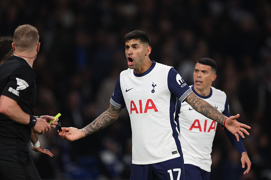 ▲ 로메로는 2021-22시즌 아탈란타에서 토트넘에 입성했다. 세리에A 시절부터 수비력에서 높은 평가를 받았다. 2020-21시즌 세리에A 최고의 수비수에 선정되기도 했다. 로메로는 뛰어난 전진 패스와 강한 몸싸움, 공중볼 경합 등 공격적이고 적극적인 수비를 펼친다. 스피드도 빨라 순간적으로 커버하는 범위도 넓다.