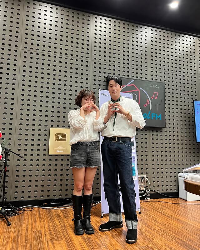 '미사폐인' 이은지, 결국 소지섭 만났다…커플룩 입고 '행복 눈웃음 폭발'