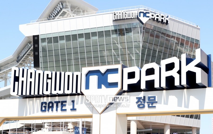 '웰컴 백 홈' 외친 NC, 왜 재개장 잔칫날 '연고지 이전 검토' 폭탄선언 했나