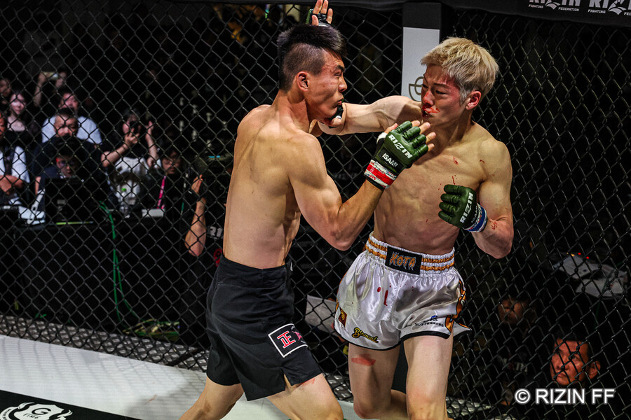 ▲ 일본 격투기 스타 미우라 코타에게 TKO 승리를 올린 권용철(왼쪽) ⓒRIZIN FF