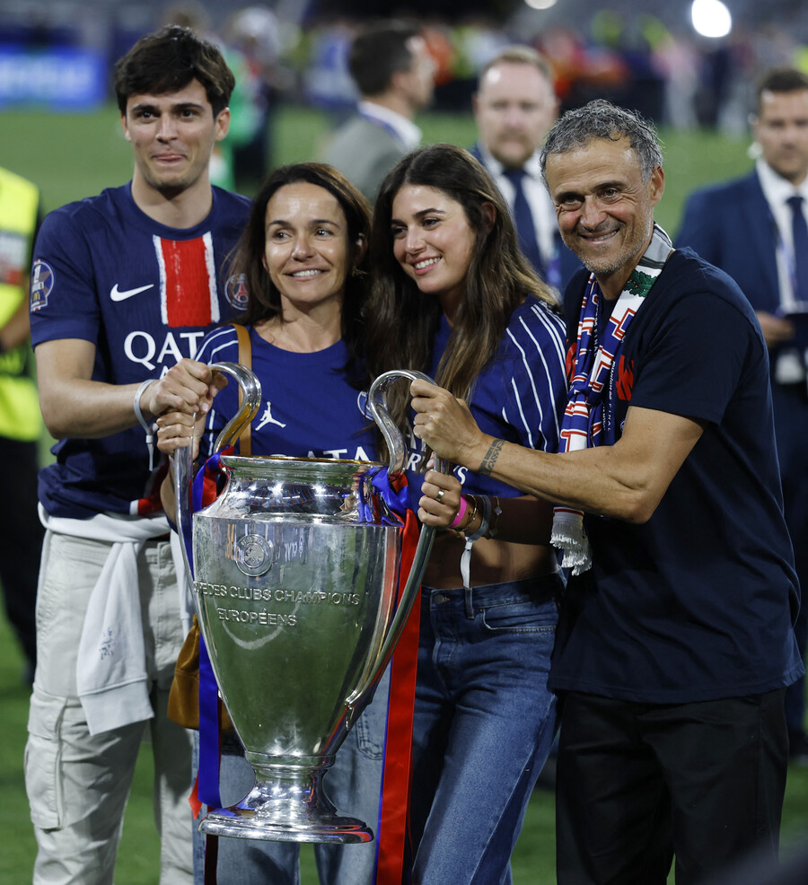 ▲ 파리 생제르맹(PSG)이 사상 첫 유럽축구연맹(UEFA) 챔피언스리그(UCL) 우승을 확정하자 PSG 응원석엔 거대한 현수막이 펼쳐졌다. 깃발을 꽂는 루이스 엔리케 PSG 감독과 PSG 유니폼을 입은 한 소녀가 함께 있는 그림이 통천에 담겼다. 이 소녀는 엔리케 감독의 막내딸 사나다. 다만 10년 만에 다시 맞은 UCL 우승 세리머니 현장에 사나는 없었다. 사나는 2019년 3월 골육암 판정을 받았다. 그해 8월 29일, 아홉살의 나이에 짧은 여행을 마치고 아빠 곁을 떠났다. 엔리케 감독은 지난해 '사나 재단'을 설립해 같은 종양 질병을 앓는 아이를 돕고 있다. ⓒ 연합뉴스