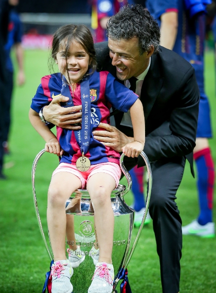 "9살 딸에게 바치는 UCL 우승"…PSG, 54년 만에 첫 빅이어에 '감동'까지 잡았다→엔리케 감동시킨 '걸개그림' 화제