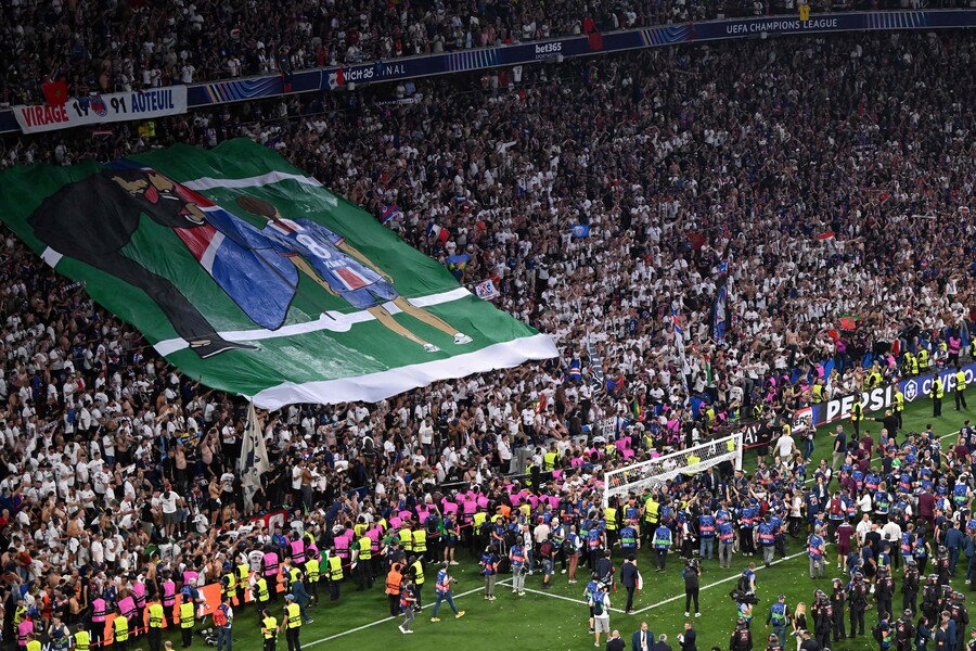 ▲  파리 생제르맹(PSG)이 사상 첫 유럽축구연맹(UEFA) 챔피언스리그(UCL) 우승을 확정하자 PSG 응원석엔 거대한 현수막이 펼쳐졌다. 깃발을 꽂는 루이스 엔리케 PSG 감독과 PSG 유니폼을 입은 한 소녀가 함께 있는 그림이 통천에 담겼다. 이 소녀는 엔리케 감독의 막내딸 사나다. 다만 10년 만에 다시 맞은 UCL 우승 세리머니 현장에 사나는 없었다. 사나는 2019년 3월 골육암 판정을 받았다. 그해 8월 29일, 아홉살의 나이에 짧은 여행을 마치고 아빠 곁을 떠났다. 엔리케 감독은 지난해 '사나 재단'을 설립해 같은 종양 질병을 앓는 아이를 돕고 있다. ⓒ 연합뉴스