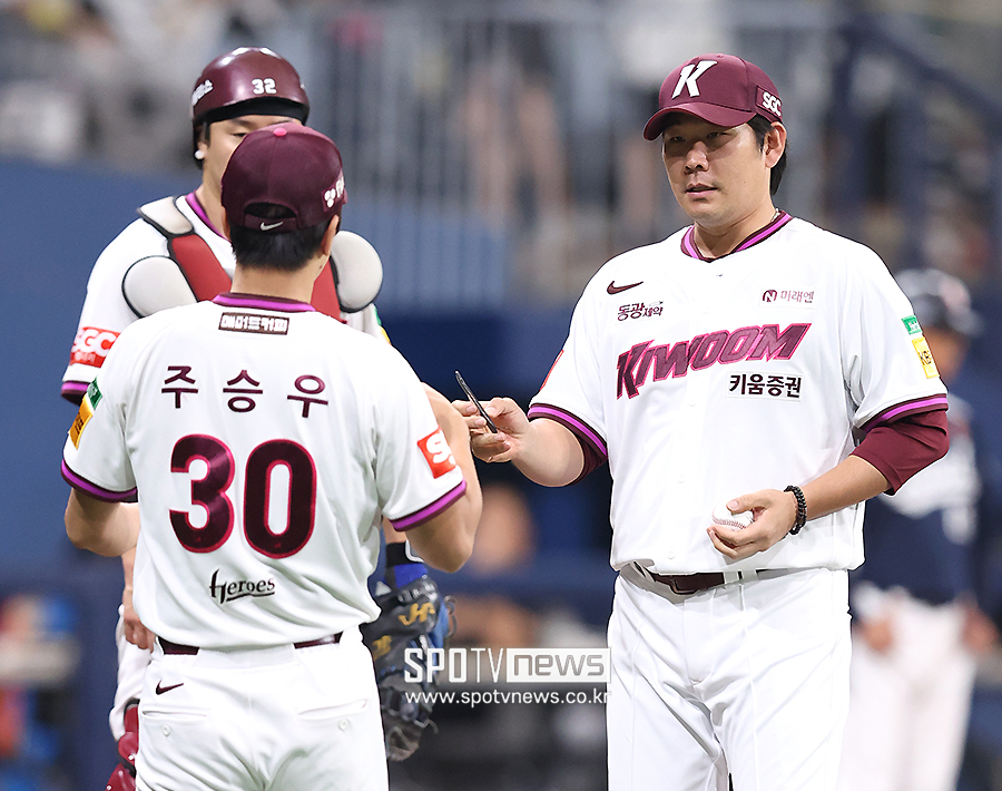 [포토S] 주승우 바라보는 정찬헌 코치