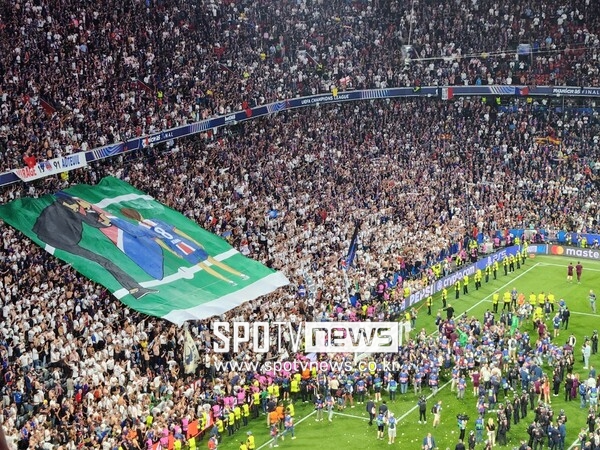 [뮌헨 NOW]첫 우승의 감격에 그라운드 난입 대흥분 PSG 팬들, 독일 경찰 위엄에 신속 복귀…엔리케 감독 딸 추모도