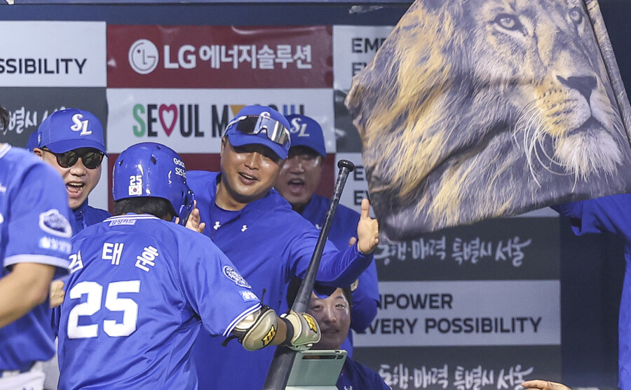 ▲ 역전 홈런을 날린 김태훈을 환영하는 삼성 더그아웃. ⓒ 연합뉴스