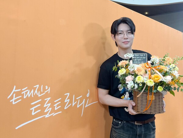 손태진, '트로트 라디오' 진행 1주년…"청취자들 '밥친구'로 함께한 시간, 특별한 선물"