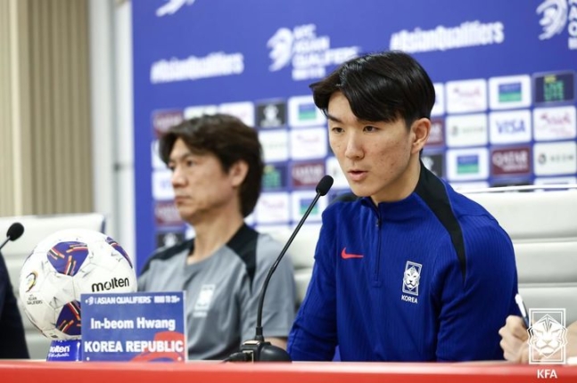 ▲ 대한민국 축구대표팀 홍명보 감독과 황인범 ⓒ대한축구협회