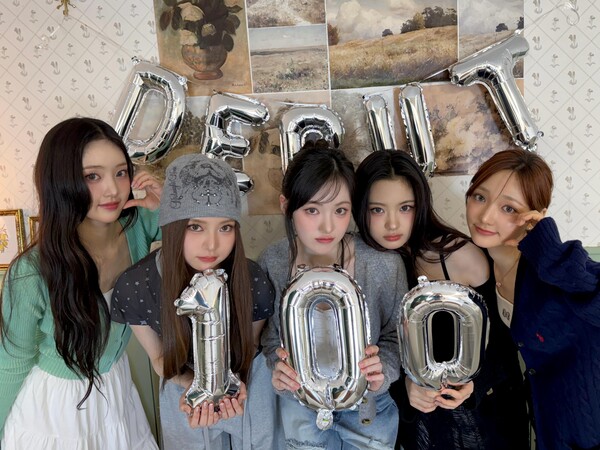 ▲ 키키 멤버들이 '100' 모양의 풍선을 들고 데뷔 100일을 자축하고 있다. 제공|스타쉽엔터테인먼트