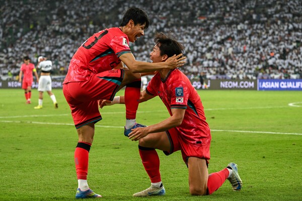 ▲ 축구대표팀 공격수 오현규, 이라크전에서 전진우의 도움을 받아 골을 터뜨렸다. ⓒ연합뉴스/REUTERS/AFP