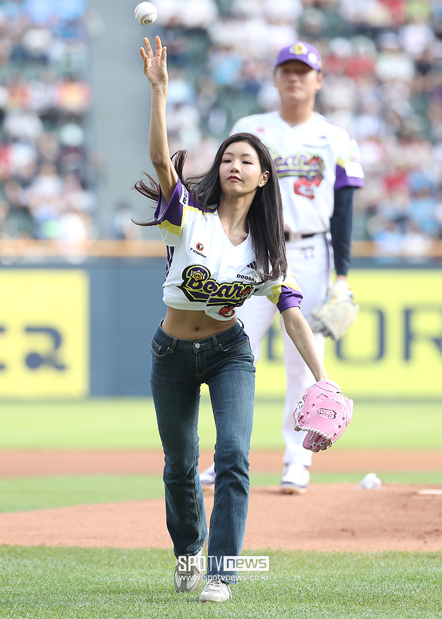 [포토S] 이세희, 개미허리 돋보이는 크롭 유니폼