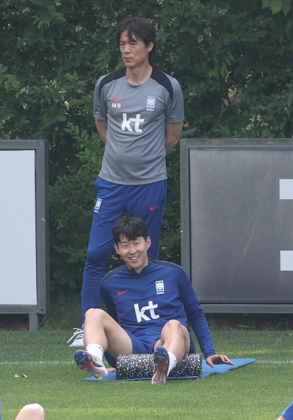웃음 터진 주장 손흥민, 뛰지 않아도 대단한 존재감…익숙한 '전 파주NFC'에서 무패 마무리 자신감 충전