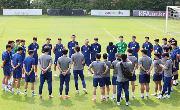▲ 훈련에 열중하는 축구대표팀과 주장 손흥민, 홍명보 감독. ⓒ연합뉴스