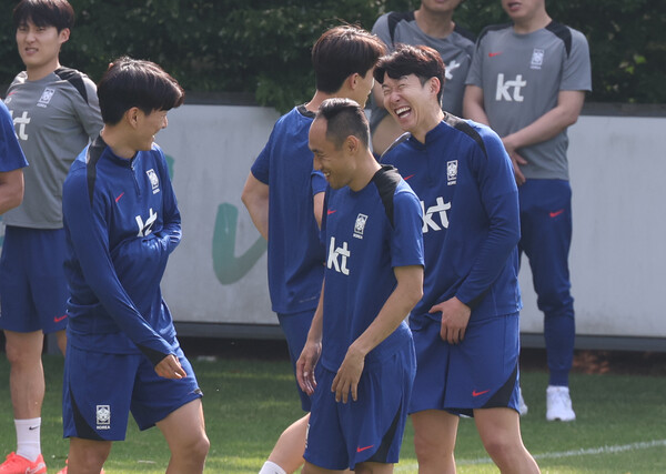 ▲ 축구대표팀이 전 파주 축구대표팀 트레이닝센터에서 훈련했다. 주장 손흥민이 분위기를 잡고 재미있게 훈련을 이끌었다. ⓒ연합뉴스