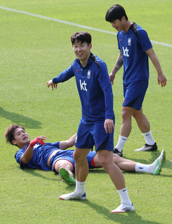 ▲ 축구대표팀이 전 파주 축구대표팀 트레이닝센터에서 훈련했다. 주장 손흥민이 분위기를 잡고 재미있게 훈련을 이끌었다. ⓒ연합뉴스