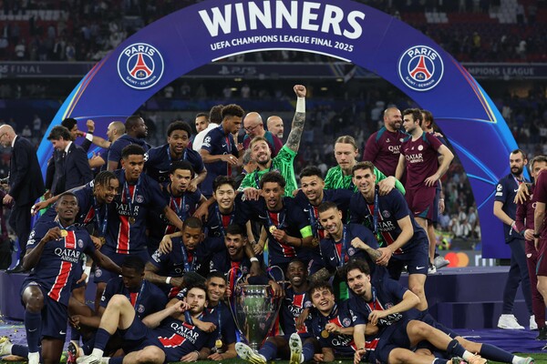 ▲ 올 시즌 유럽축구연맹(UEFA) 주관 클럽대항전 우승팀. 유로파리그(UEL) 토트넘 홋스퍼(사진 맨 위), 유로파 컨퍼런스리그(UECL) 첼시(사진 가운데), 챔피언스리그(UCL) 파리 생제르맹(사진 맨 아래)  ⓒ연합뉴스/AP/AFP
