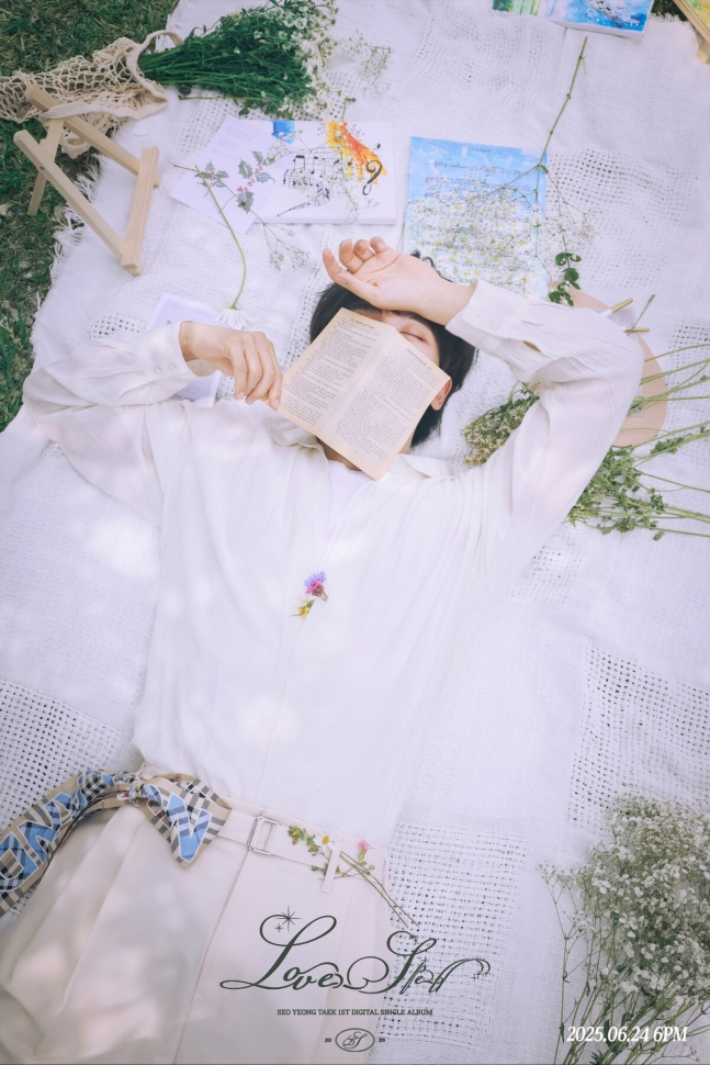 서영택, 잔디밭 위 흰 셔츠 왕자님 강림…'러브 스펠' 무드 이미지 공개