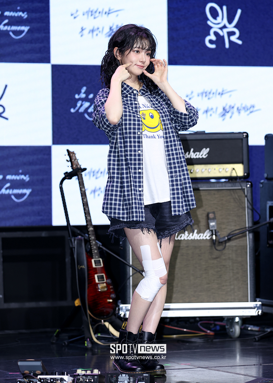 [포토S] QWER 쵸단, 무릎 부상 투혼