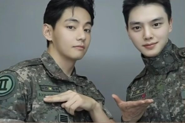 뷔, 송강+박찬욱 감독과 이렇게 친했나…전역 후 행보는 연기? '사적 모임 공개'