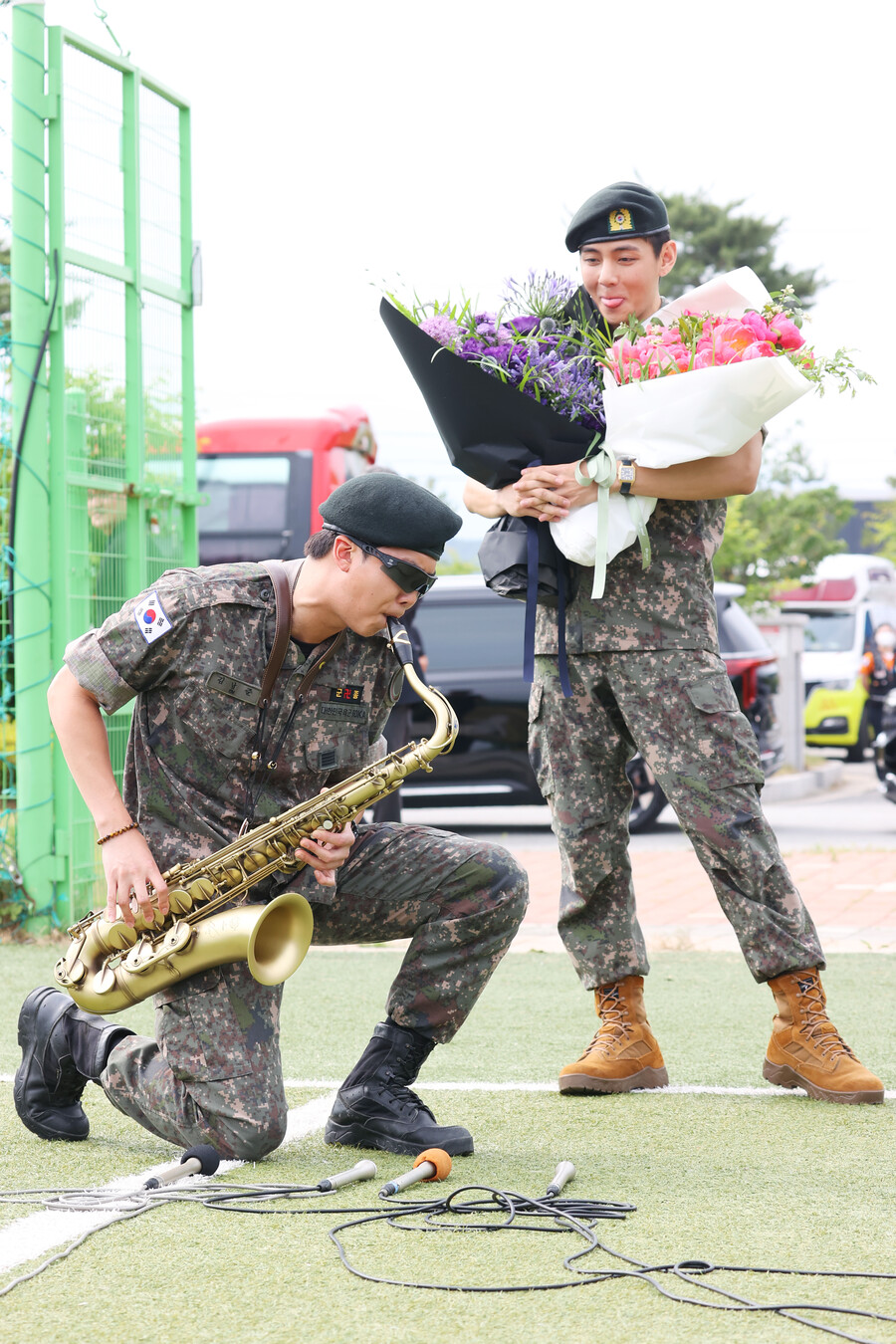 "다시 BTS로 열심히"…'색소폰 연주' RM·'함박웃음' 뷔, 아미 환호 속 기쁨의 전역[종합]