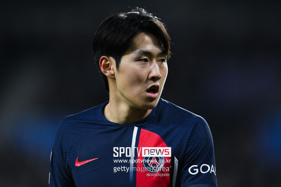 ▲ PSG에서 큰 기대 속에 합류했지만, 제한된 기회만 주어졌다. 루이스 엔리케 감독은 이강인을 전술의 다용도 카드로 활용했지만, 시즌이 진행되며 출전 시간은 점점 줄어들었다. ‘코리에레 델로 스포르트’는 “루이스 엔리케 감독이 이강인을 중요하지 않은 경기에서 주로 기용했지만, 선수 자체에 대한 신뢰는 여전히 있다”며 감독의 딜레마를 지적했다.