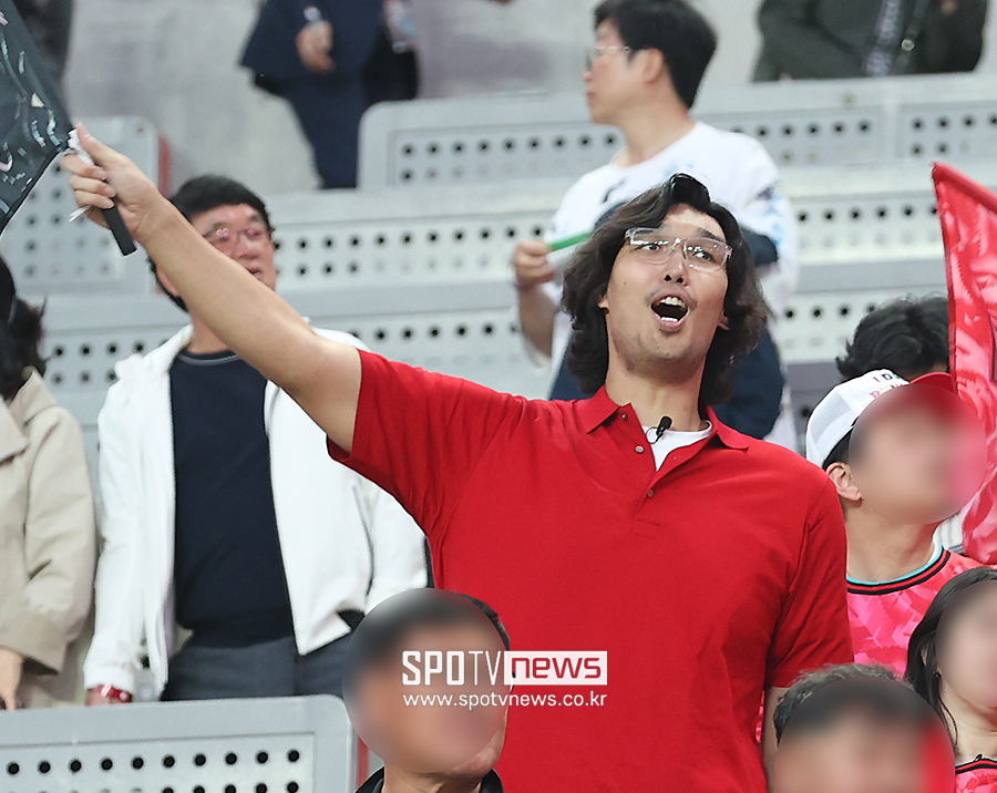 [포토S] 상암에 뜬 하승진, '축구대표팀 응원해요!'