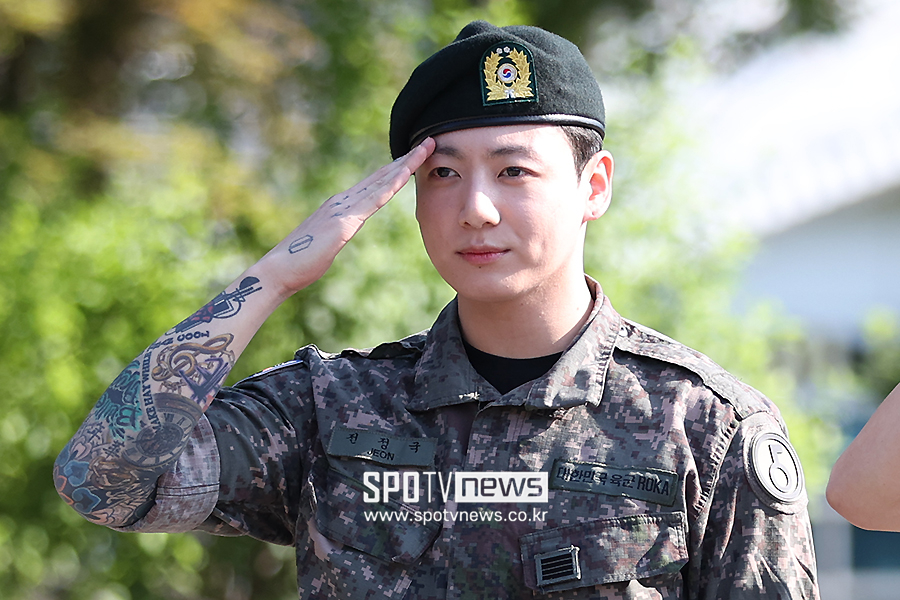 [포토S] 방탄소년단 정국, '각잡힌 거수경례'