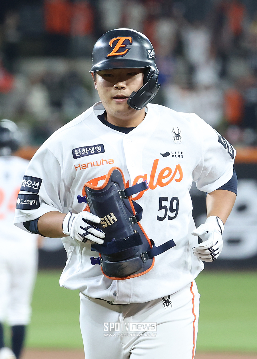 홈런→홈런→홈런→홈런…김경문이 약속 지킬만 하네, 한화 거포 포수의 꿈 현실이 되나
